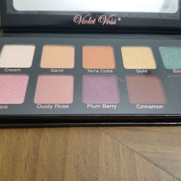Essential Eyeshadow Palette - Picture 3 of 4
